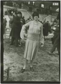 Frau in Kleid auf dem Rennplatz in Auteuil