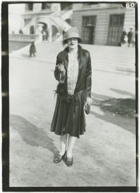 Frau in Ensemble auf dem Rennplatz in Auteuil