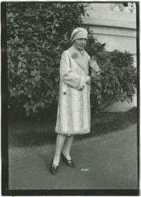 Frau in Mantel auf dem Rennplatz in Auteuil