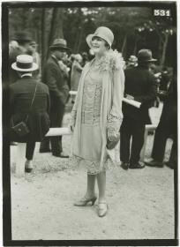 Frau in Ensemble auf dem Rennplatz in Auteuil