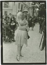 Frau in Kleid auf dem Rennplatz in Auteuil