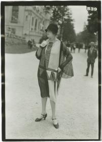 Frau in Ensemble auf dem Rennplatz in Auteuil