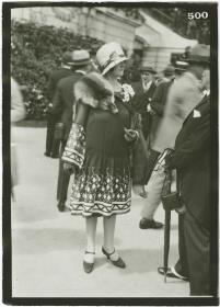Frau in Kleid auf dem Rennplatz in Auteuil