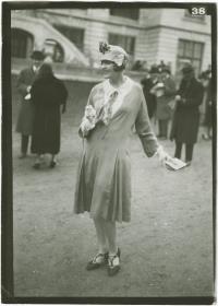 Frau in Kleid auf dem Rennplatz in Auteuil