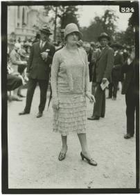 Frau in Kleid auf dem Rennplatz in Auteuil
