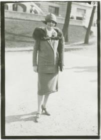 Frau in Kostüm auf dem Rennplatz in Auteuil