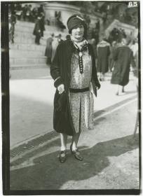 Frau in Kleid und Mantel auf dem Rennplatz in Auteuil