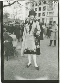 Frau in Ensemble auf dem Rennplatz in Auteuil