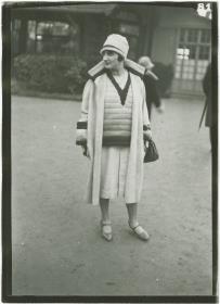 Frau in Ensemble auf dem Rennplatz in Auteuil