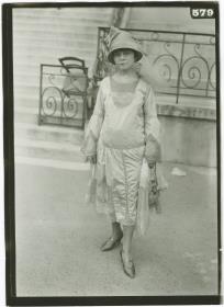 Frau in Kleid auf dem Rennplatz in Longchamp
