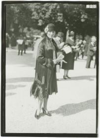 Frau in Mantel auf dem Rennplatz in Longchamp