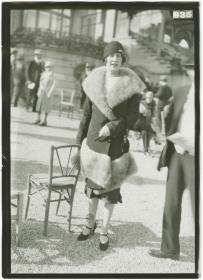 Frau in Mantel auf dem Rennplatz in Longchamp