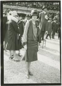 Frau in Ensemble auf dem Rennplatz in Longchamp