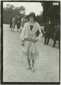 Frau in Kleid auf dem Rennplatz in Longchamp