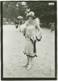 Frau in Kleid auf dem Rennplatz in Longchamp