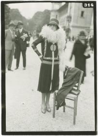 Frau in Kleid auf dem Rennplatz in Longchamp