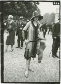 Frau in Kleid auf dem Rennplatz in Longchamp