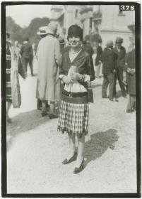 Frau in Kleid auf dem Rennplatz in Longchamp