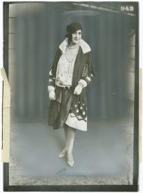Frau in Ensemble auf dem Rennplatz in Longchamp