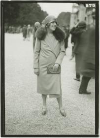 Frau in Mantel auf dem Rennplatz in Longchamp