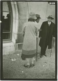 Frau in Mantel auf dem Rennplatz in Longchamp