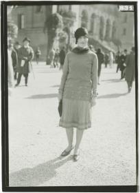 Frau in Kleid auf dem Rennplatz in Longchamp
