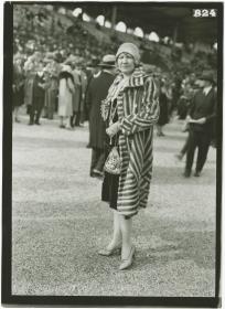 Frau in Mantel auf dem Rennplatz in Longchamp