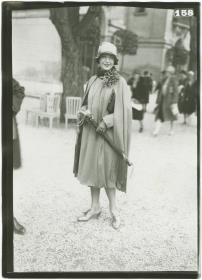 Frau in Mantel auf dem Rennplatz in Longchamp