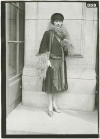 Frau in Kleid auf dem Rennplatz in Longchamp