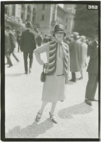Frau in Ensemble auf dem Rennplatz in Longchamp