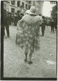 Frau in Mantel auf dem Rennplatz in Longchamp