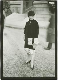 Frau in Ensemble auf dem Rennplatz in Longchamp