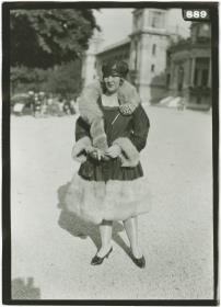 Frau in Mantel auf dem Rennplatz in Longchamp