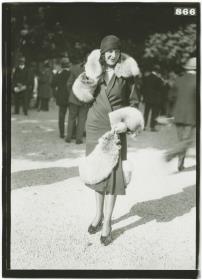 Frau in Mantel auf dem Rennplatz in Longchamp