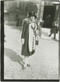 Frau in Ensemble auf dem Rennplatz in Longchamp