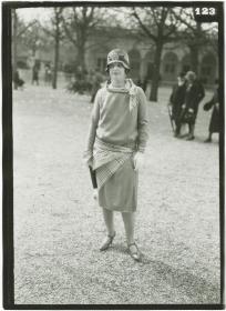 Frau in Kleid auf dem Rennplatz in Longchamp