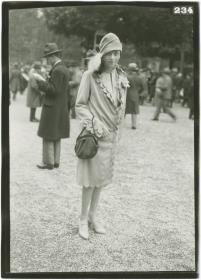 Frau in Mantel auf dem Rennplatz in Longchamp