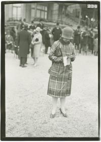 Frau in Mantel auf dem Rennplatz in Longchamp