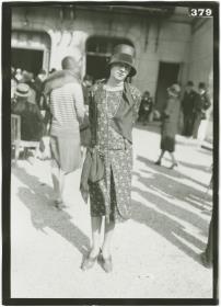 Frau in Kleid auf dem Rennplatz in Longchamp