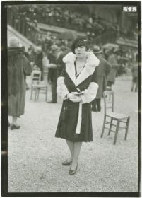 Frau in Mantel auf dem Rennplatz in Longchamp