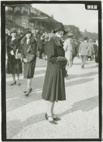 Frau in Mantel auf dem Rennplatz in Longchamp