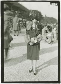 Frau in Mantel auf dem Rennplatz in Longchamp