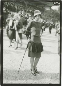 Frau in Kleid auf dem Rennplatz in Longchamp