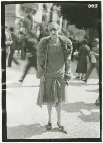 Frau in Kleid und Mantel auf dem Rennplatz in Longchamp