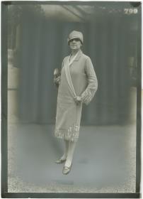 Frau in Mantel auf dem Rennplatz in Longchamp