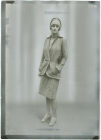 Frau in Kostüm auf dem Rennplatz in Longchamp
