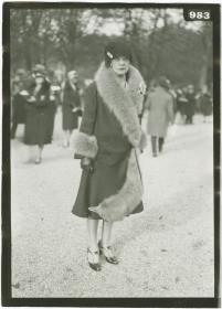 Frau in Mantel auf dem Rennplatz in Longchamp