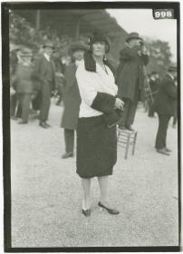 Frau in Mantel auf dem Rennplatz in Longchamp