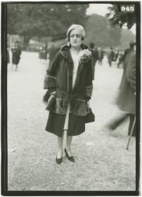 Frau in Mantel auf dem Rennplatz in Longchamp