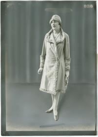 Frau in Mantel auf dem Rennplatz in Longchamp